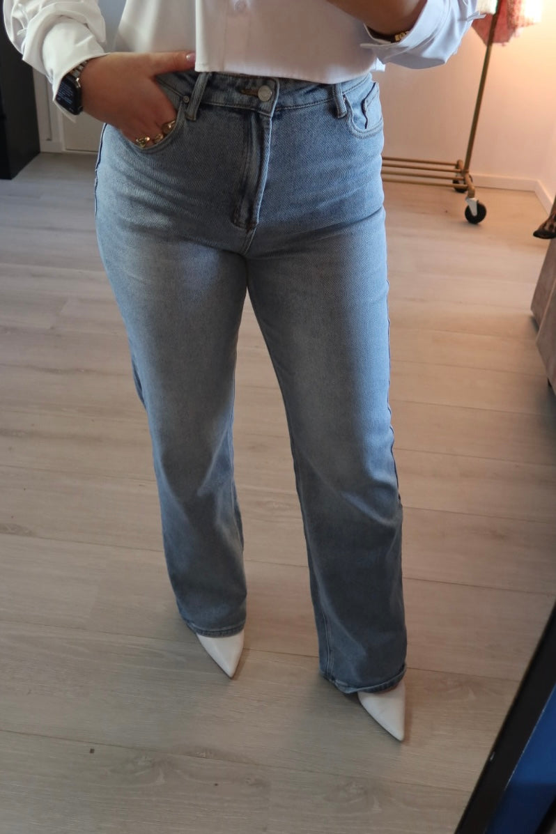 Klasyczne jasnoniebieskie jeansy