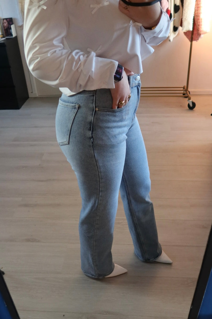 Klasyczne jasnoniebieskie jeansy